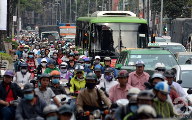 Sài Gòn ngày cận Tết kẹt xe bất chấp giờ giấc, người dân sợ hãi khi ra đường - Ảnh 2.