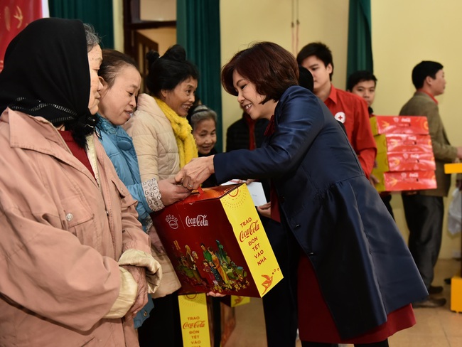 Người dân háo hức đón Tết với “khởi đầu mới” cùng Coca Cola - Ảnh 1.