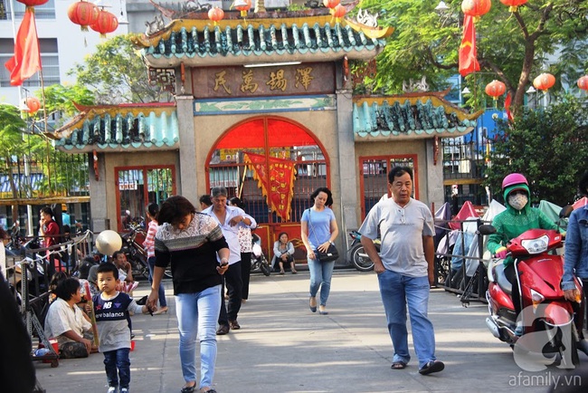 Rằm tháng Giêng của người Hoa ở Sài Gòn năm nào cũng đầy màu sắc và rộn rã thế này đây - Ảnh 1.