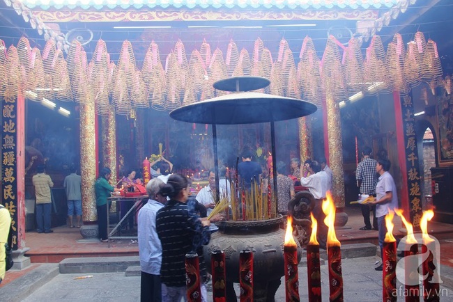 Rằm tháng Giêng của người Hoa ở Sài Gòn năm nào cũng đầy màu sắc và rộn rã thế này đây - Ảnh 2.