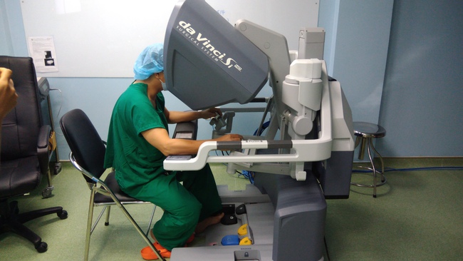 Một phụ nữ vừa sinh con được phẫu thuật nang ống mật chủ bằng robot lần đầu tiên tại Việt Nam - Ảnh 1.