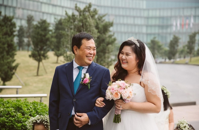 Đám cưới kiểu 999 đóa hồng của cô dâu Việt suốt 8 năm yêu không nhận được bông hoa nào từ chú rể Mỹ - Ảnh 9.
