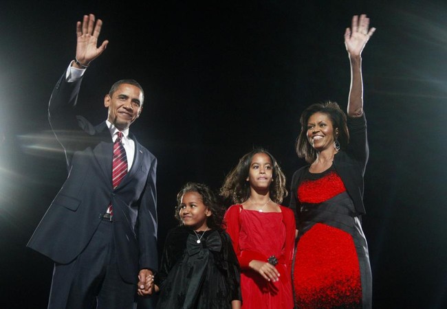 Những khoảnh khắc đáng nhớ bên vợ con của Obama - Ảnh 1.