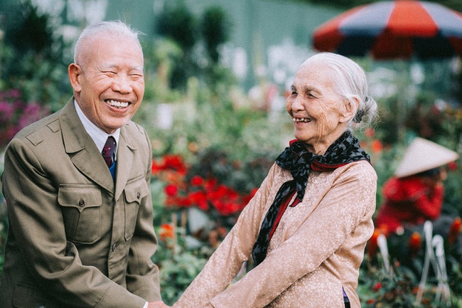 Nụ cười của cặp vợ chồng 90 tuổi giữa vườn hoa khiến bao người xao xuyến - Ảnh 1.