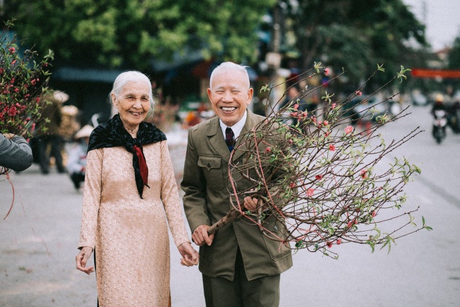 Nụ cười của cặp vợ chồng 90 tuổi giữa vườn hoa khiến bao người xao xuyến - Ảnh 2.