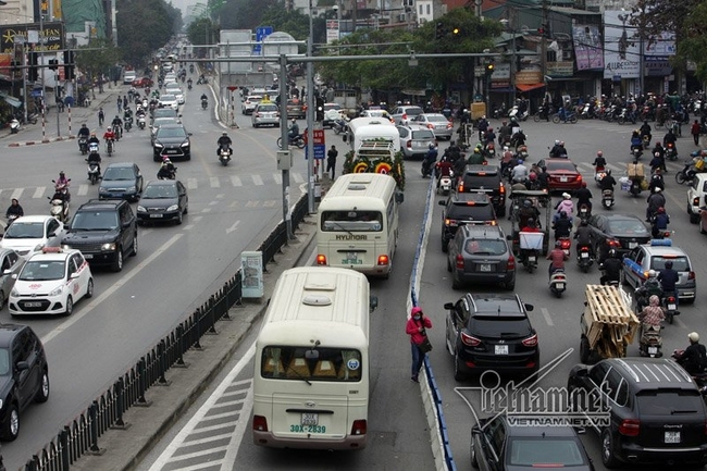 Mặc dải phân cách, xe máy, ô tô vẫn đi vào đường buýt nhanh - Ảnh 2.