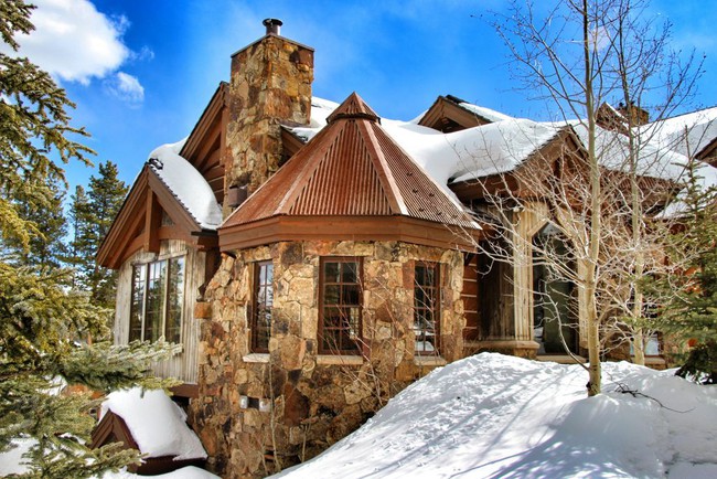 9 ngôi nhà có tuyết bao phủ đẹp như mùa đông ở xứ sở thần tiên - Ảnh 1.