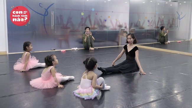 Không thể nhịn cười với màn múa ballet “siêu bá đạo” của con gái Xuân Lan - Ảnh 1.