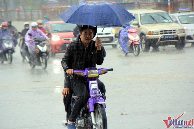 Dự báo thời tiết 24/4: Chiều tối Hà Nội mưa rào - Ảnh 1.
