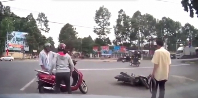 Va chạm xe máy, người phụ nữ hung hăng đẩy ngã cụ già - Ảnh 2.