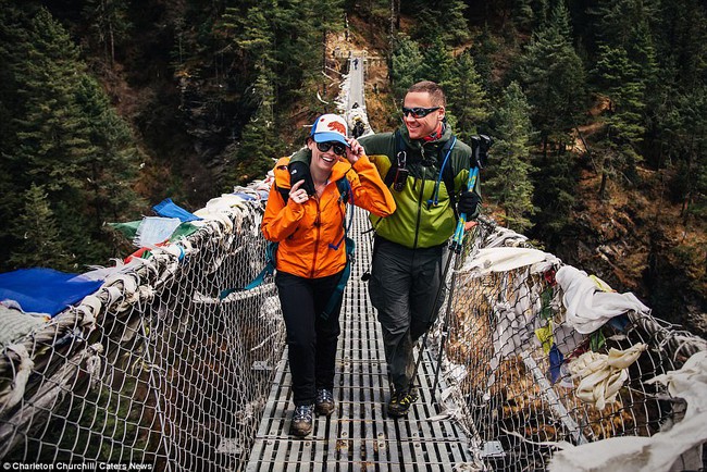 Cặp đôi dành trọn 3 tuần leo bộ để thực hiện lễ cưới có “1-0-2” trên đỉnh Everest - Ảnh 1.