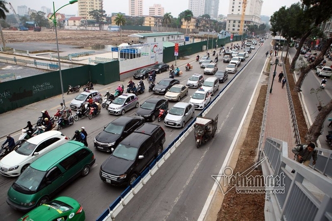 Mặc dải phân cách, xe máy, ô tô vẫn đi vào đường buýt nhanh - Ảnh 9.