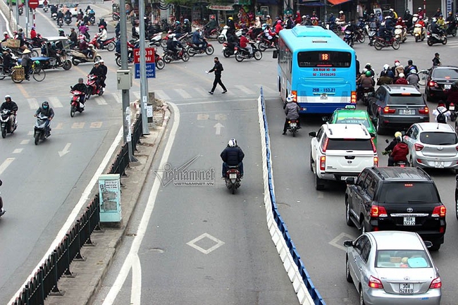 Mặc dải phân cách, xe máy, ô tô vẫn đi vào đường buýt nhanh - Ảnh 10.