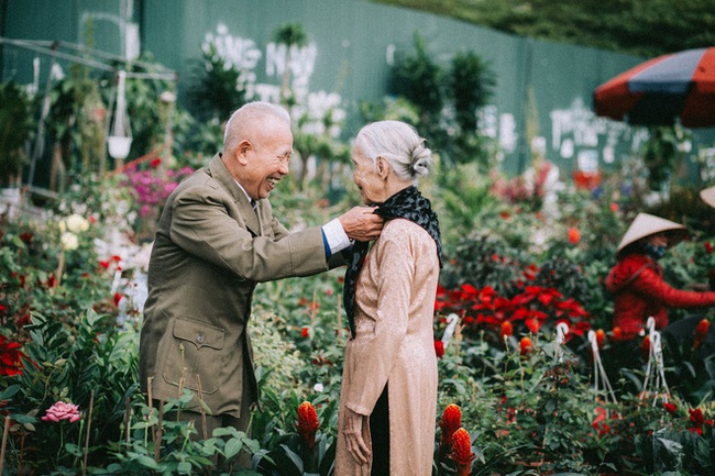Nụ cười của cặp vợ chồng 90 tuổi giữa vườn hoa khiến bao người xao xuyến - Ảnh 3.