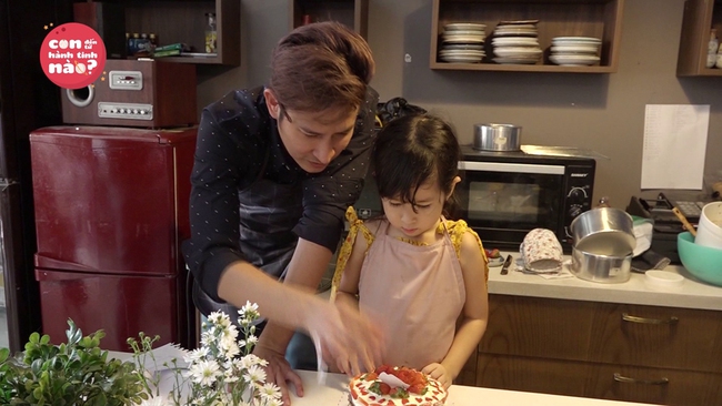 Huy Khánh bí mật cùng con gái làm bánh sinh nhật tặng vợ - Ảnh 3.