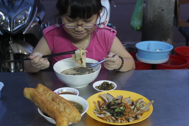 Chết thèm với tô hủ tíu hồ Sài Gòn - Ảnh 3. Chết thèm với tô hủ tíu hồ Sài Gòn - Ảnh 3.