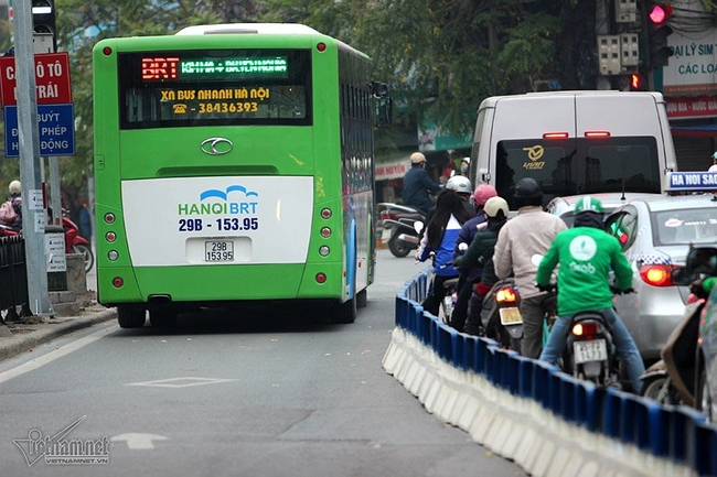 Mặc dải phân cách, xe máy, ô tô vẫn đi vào đường buýt nhanh - Ảnh 14.