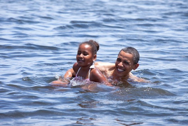 Những khoảnh khắc đáng nhớ bên vợ con của Obama - Ảnh 6.