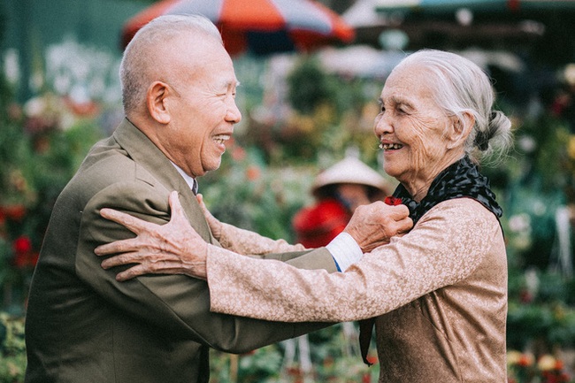 Nụ cười của cặp vợ chồng 90 tuổi giữa vườn hoa khiến bao người xao xuyến - Ảnh 4.