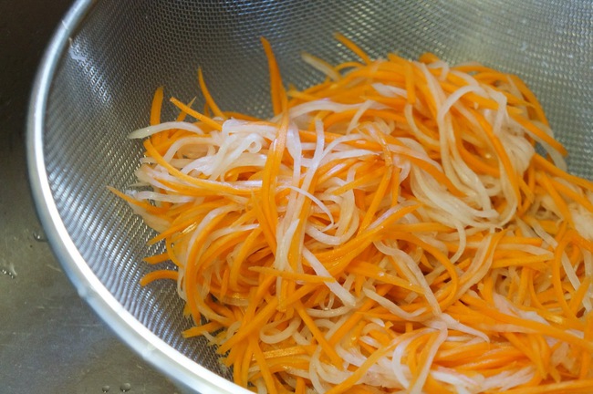 Bạn cũng có thể tự làm hũ cà rốt, củ cải muối chua ngon quên sầu chỉ bằng vài bước cực đơn giản - Ảnh 6.