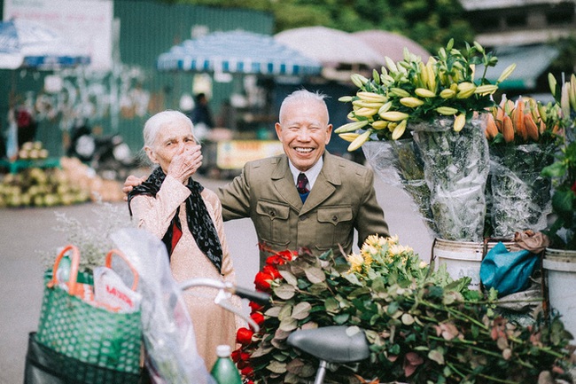 Nụ cười của cặp vợ chồng 90 tuổi giữa vườn hoa khiến bao người xao xuyến - Ảnh 5.