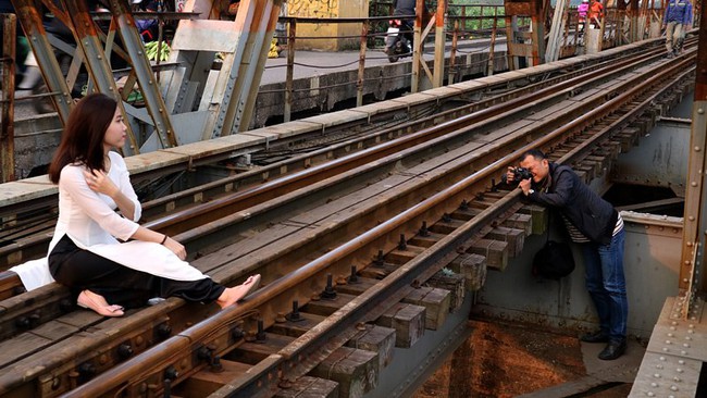 Mạo hiểm tính mạng chụp selfie trên cây cầu trăm tuổi - Ảnh 6.