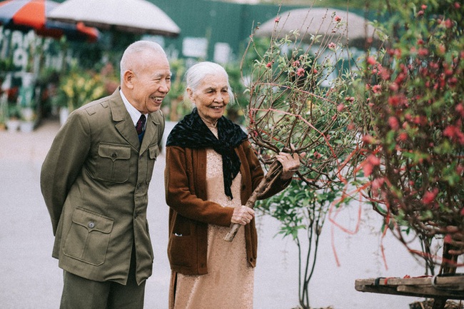 Nụ cười của cặp vợ chồng 90 tuổi giữa vườn hoa khiến bao người xao xuyến - Ảnh 8.