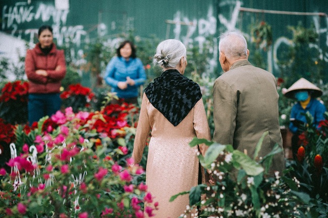 Nụ cười của cặp vợ chồng 90 tuổi giữa vườn hoa khiến bao người xao xuyến - Ảnh 9.
