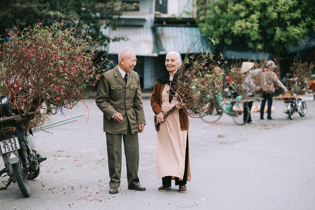Nụ cười của cặp vợ chồng 90 tuổi giữa vườn hoa khiến bao người xao xuyến - Ảnh 10.
