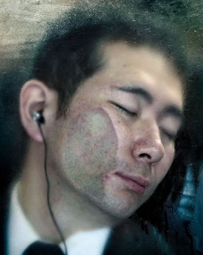 Những giấc ngủ kiệt sức trên tàu điện giờ tan tầm tiết lộ áp lực khắc nghiệt của công sở Nhật Bản - Ảnh 8.