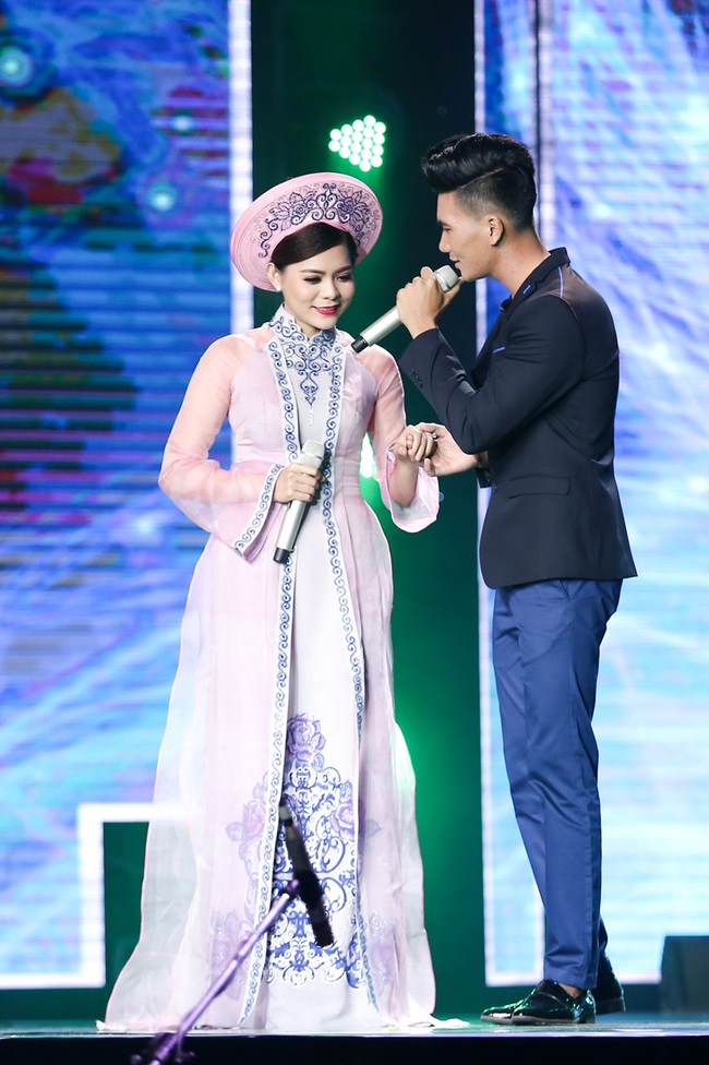 Quang Lê khóc nghẹn khi đứt ruột loại cô gái xinh đẹp khỏi Thần tượng Bolero - Ảnh 9. Quang Lê khóc nghẹn khi đứt ruột loại cô gái xinh đẹp khỏi Thần tượng Bolero - Ảnh 9.