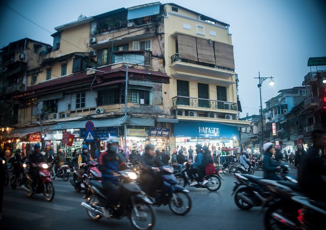 Cuối tuần, ngắm những ban công cũ xinh xắn đầy hoa của Hà Nội phút giao mùa - Ảnh 14.