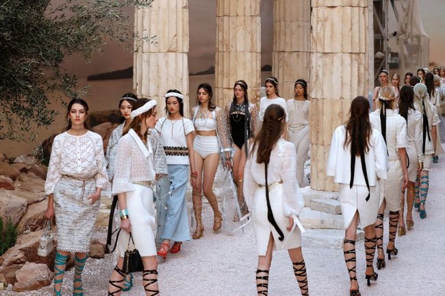Hết đưa người xem lên vũ trụ, Chanel lại biến runway thành Hy Lạp cổ đại - Ảnh 4.