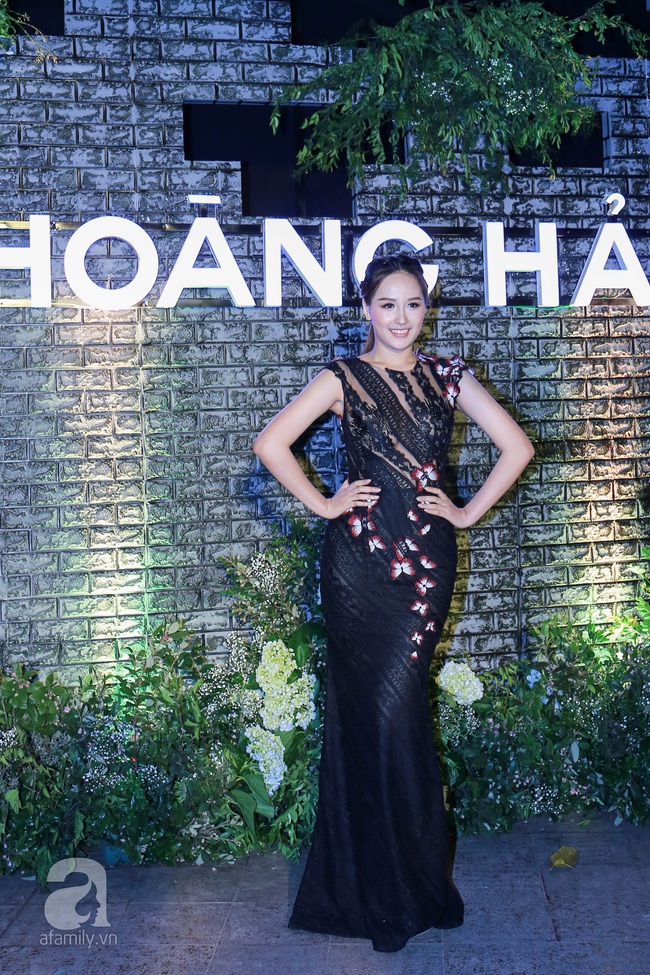 Hoa hậu Đỗ Mỹ Linh lộng lẫy, đọ sắc cùng mẹ một con Hồng Quế trên thảm đỏ show Hoàng Hải - Ảnh 4.