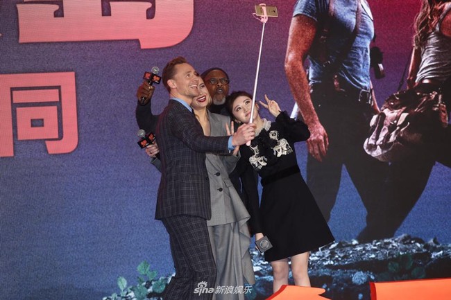 Bị chê dở thì đã sao, đệ nhất mỹ nữ Cảnh Điềm vẫn cười tít mắt vui đùa với Tom Hiddleston - Ảnh 12.