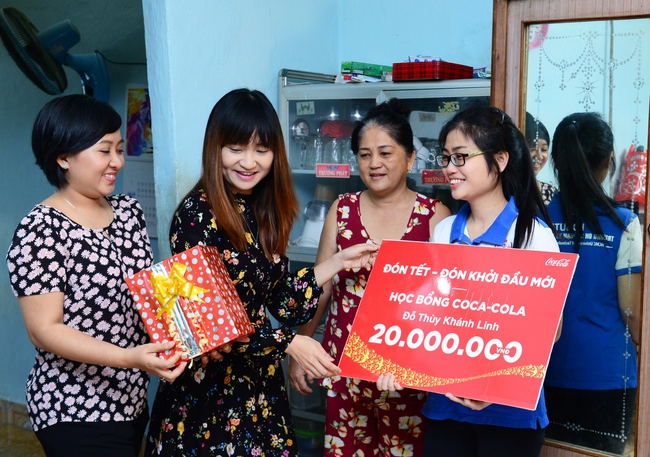 Người dân háo hức đón Tết với “khởi đầu mới” cùng Coca Cola - Ảnh 3.