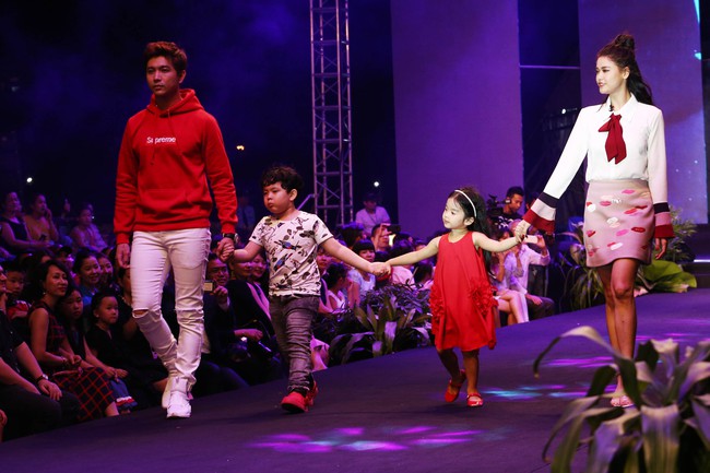 Loạt nhóc tì nhà sao Việt catwalk siêu tự tin cùng bố mẹ trên sàn diễn của Tuần lễ thời trang - Ảnh 14.