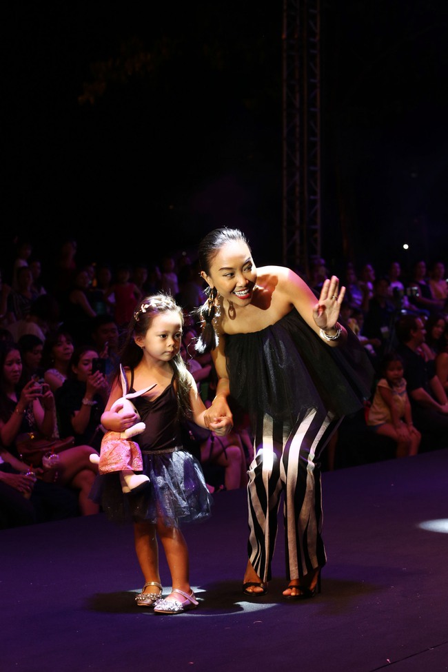 Loạt nhóc tì nhà sao Việt catwalk siêu tự tin cùng bố mẹ trên sàn diễn của Tuần lễ thời trang - Ảnh 2.