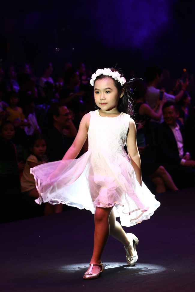Loạt nhóc tì nhà sao Việt catwalk siêu tự tin cùng bố mẹ trên sàn diễn của Tuần lễ thời trang - Ảnh 7.