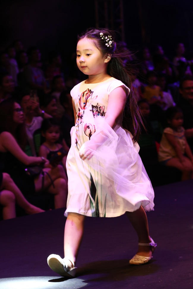 Loạt nhóc tì nhà sao Việt catwalk siêu tự tin cùng bố mẹ trên sàn diễn của Tuần lễ thời trang - Ảnh 8.