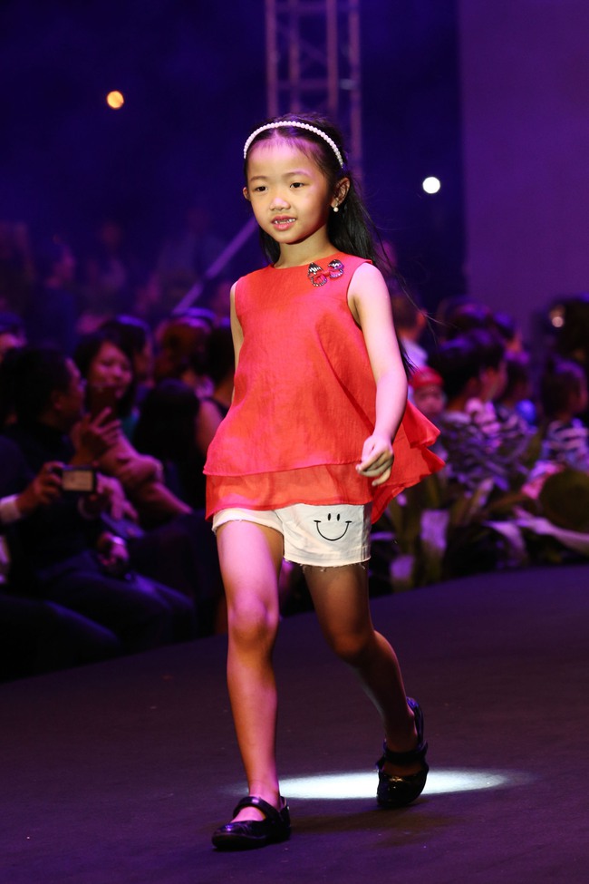 Loạt nhóc tì nhà sao Việt catwalk siêu tự tin cùng bố mẹ trên sàn diễn của Tuần lễ thời trang - Ảnh 9.