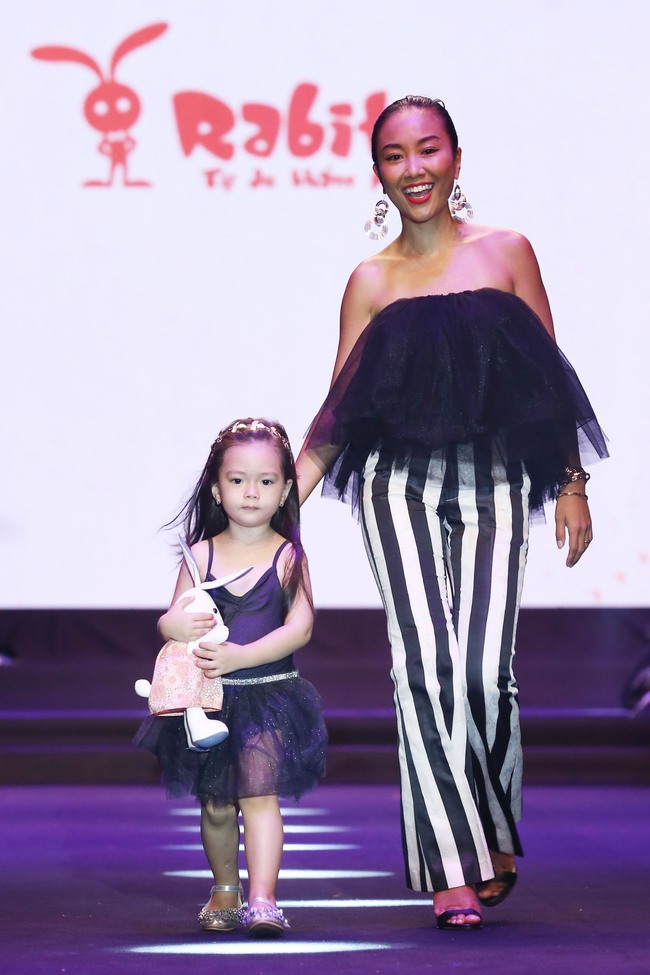 Loạt nhóc tì nhà sao Việt catwalk siêu tự tin cùng bố mẹ trên sàn diễn của Tuần lễ thời trang - Ảnh 3.