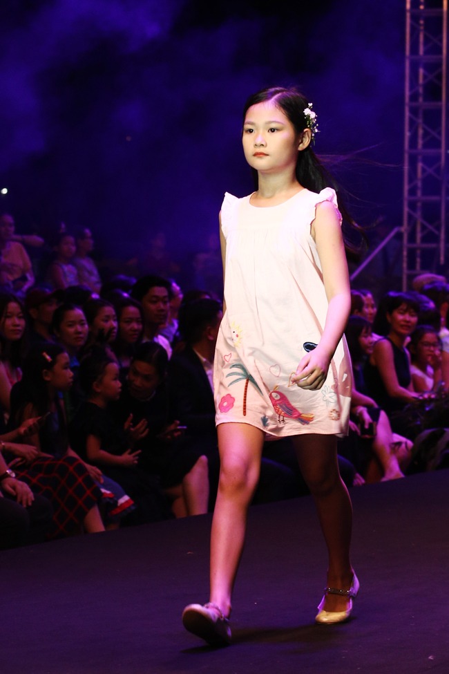 Loạt nhóc tì nhà sao Việt catwalk siêu tự tin cùng bố mẹ trên sàn diễn của Tuần lễ thời trang - Ảnh 11.