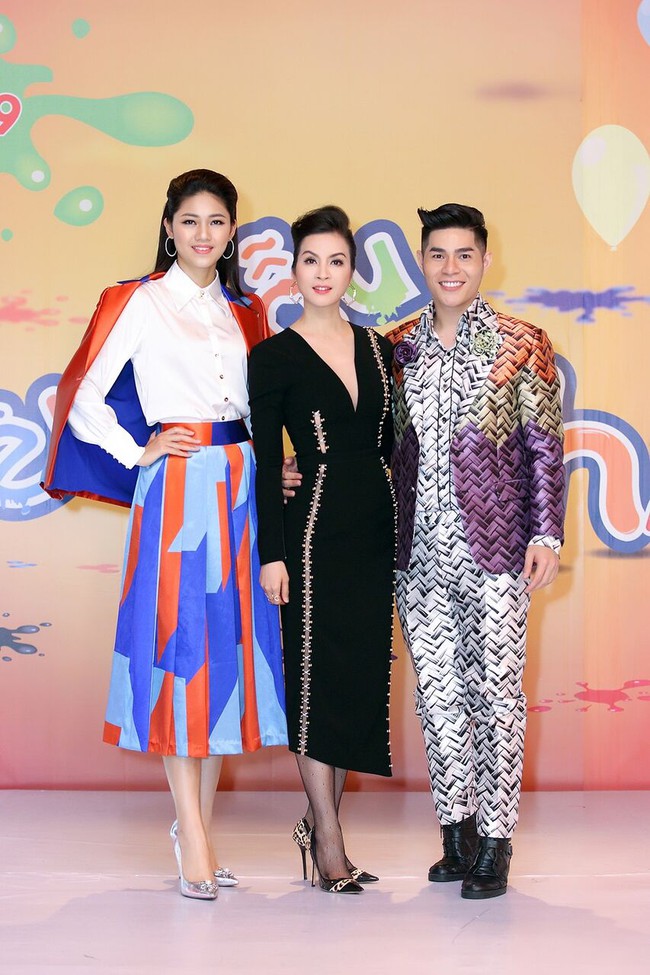 Á hậu Thanh Tú thích thú tạo dáng cùng MC Thanh Mai trên sân khấu - Ảnh 1.