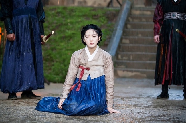 Song Seung Hun bị xử tội chết, Lee Young Ae chứng tỏ bản lĩnh nữ nhi khiến người người nể phục - Ảnh 3.