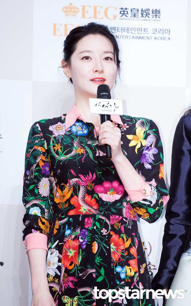 Lee Young Ae diện váy hoa khoe da trắng muốt trong họp báo phim lên sóng tuần này - Ảnh 3.