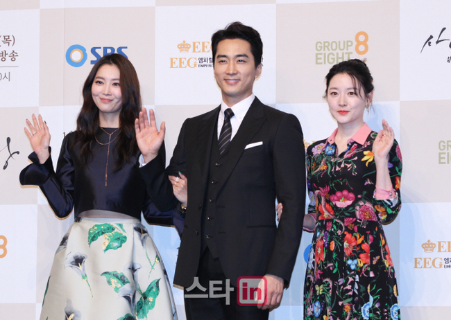Lee Young Ae diện váy hoa khoe da trắng muốt trong họp báo phim lên sóng tuần này - Ảnh 8.