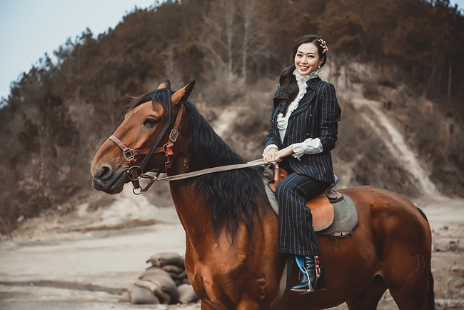Khánh My cưỡi ngựa, đánh võ ở phim trường của Hoàn Châu Cách Cách - Ảnh 3.