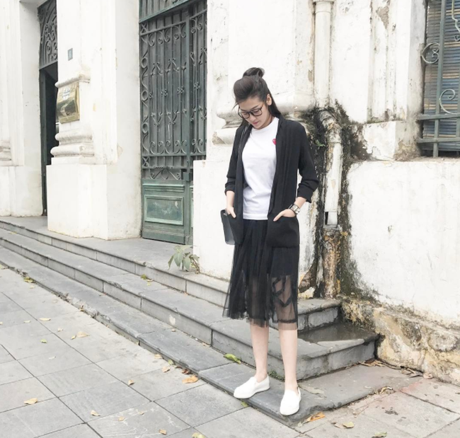 Ngọc Trinh mặc váy đi tông, Phạm Hương điệu đà hơn với váy trắng sandal bệt trong street style tuần này - Ảnh 17.