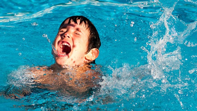 Nắng nóng nhà nhà cho trẻ đi bơi, nhưng hãy cẩn thận kẻo tai nạn đuối nước - Ảnh 1.